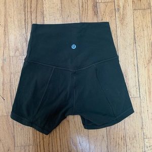 Lightly loved lulu’s. Align, 4in inseam, Olive green 💚